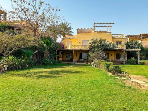 4BR Beachfront Villa With Huge Garden Seaview Einbay in Szuez