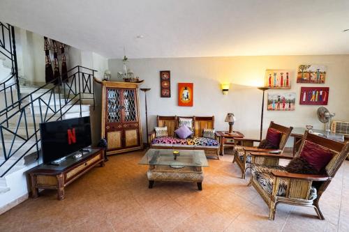 4BR Beachfront Villa With Huge Garden Seaview Einbay in Szuez