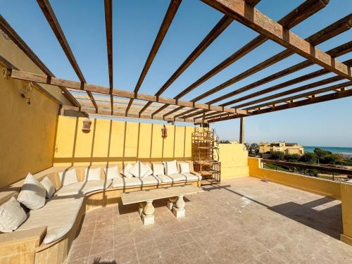 4BR Beachfront Villa With Huge Garden Seaview Einbay in Szuez