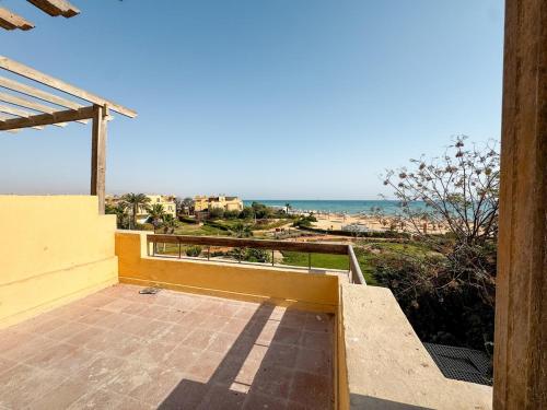 4BR Beachfront Villa With Huge Garden Seaview Einbay in Szuez
