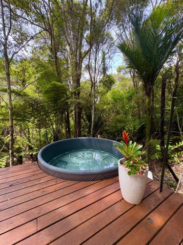 . Tui Bush Chalet and Hot tub