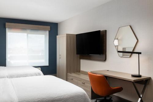 2 queen beds, 1 sofa bed
