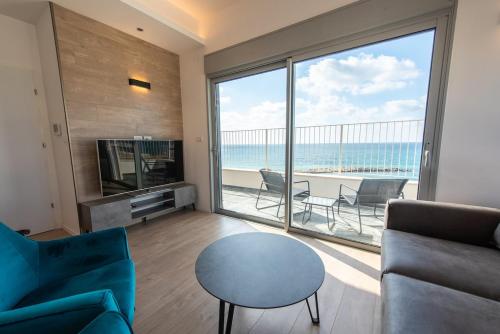 PORT CITY - Beach Front Penthouse Bat GalimMAMAD – khách sạn tại Bat Galim