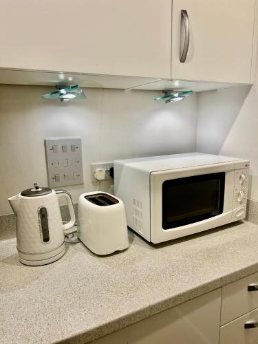 New Central Woking 1 and 2 Bedroom Apartments with Free Gym, close to Train Station in Woking