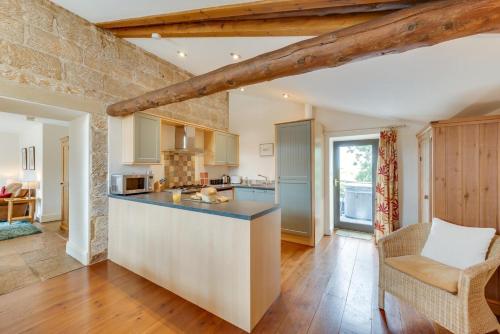 Facilities, 2 Bed in Fylingdales oc-wa313 in Flask