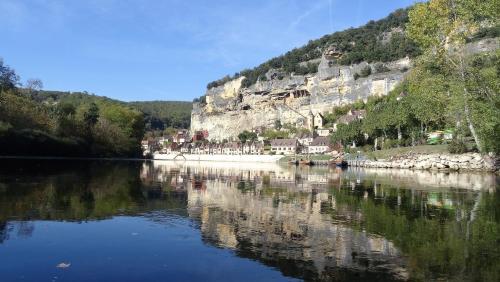 Tuvākā izklaides vieta, Au Pied du CHATEAU - 5 a 11 personnes - Baignade-canoe-piste cyclable a 100 m in Castelnaud-la-Chapelle