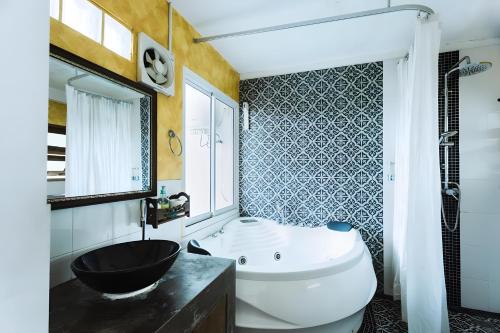 room detail thumbnail 2