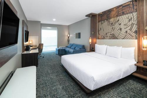 1 king bed, 1 sofa bed