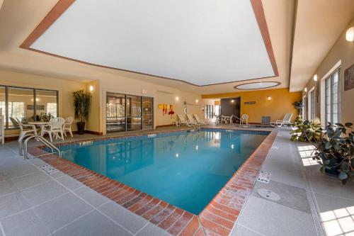 Comfort Suites Elizabethtown - image 44