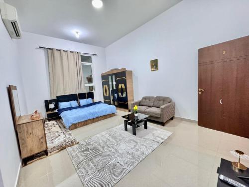 Spacious studio near yas island and airpor – khách sạn tại Bắc Al-Wathba