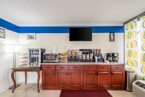 Rodeway Inn - image 14