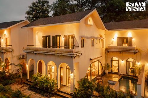 StayVista at Casa Lumina with Pool & Lawn, Siolim