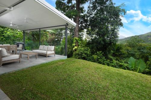 Rainforest Escape with Pool & Mountain Views in Caravonica