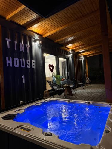 Karstais baseins, Tiny House by the forest 1 in Cetea