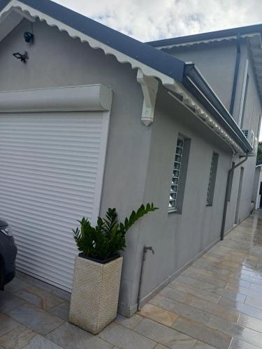Studio confortable avec piscine privée à Baie-Mahault, 28 m² (Studio confortable avec piscine privee a Baie-Mahault, 28 m²) in Baie-Mahault