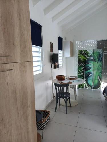 Studio confortable avec piscine privée à Baie-Mahault, 28 m² (Studio confortable avec piscine privee a Baie-Mahault, 28 m²) in Baie-Mahault