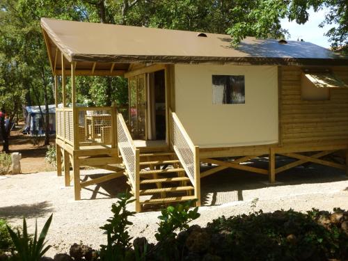 Camping Le Relais de la bresque in Sillans La Cascade ciems