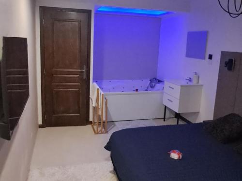 Chambre bain balneo indépendante – khách sạn tại Grignan
