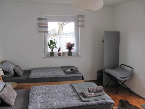 #1Komfortables helles Gästezimmer mit Balkon mit Gemeinschaftsbad W-Lan Airport nah Late Night Check in Haus Nr 9,5