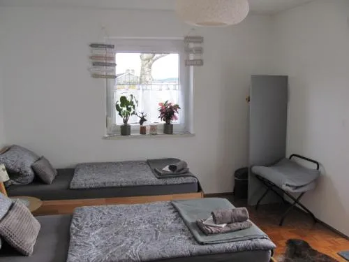 #1Komfortables helles Gästezimmer mit Balkon mit Gemeinschaftsbad W-Lan Airport nah Late Night Check in Haus Nr 9,5 in Trunkelsberg, Deutschland