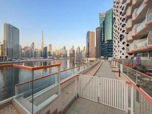 Cozy Studio with Burj Khalifa & Canal Views
