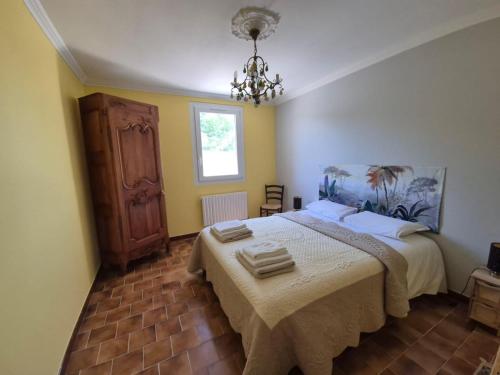 Mas Provençal with Swimming Pool & Air Conditioning (Mas Provencal with Swimming Pool & Air Conditioning) in Rustrel