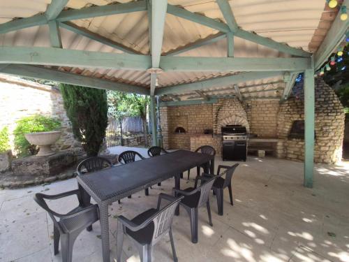 Mas Provençal with Swimming Pool & Air Conditioning (Mas Provencal with Swimming Pool & Air Conditioning) in Rustrel