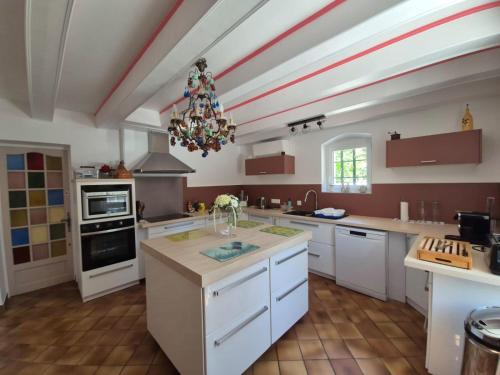 Mas Provençal with Swimming Pool & Air Conditioning (Mas Provencal with Swimming Pool & Air Conditioning) in Rustrel
