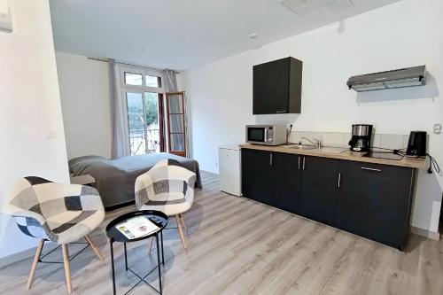 apt 11, 3ème étage, un large studio de 30 m2 avec balcon et vue sur montagne