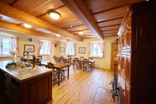 設施, U Bileho konika in 索科洛夫