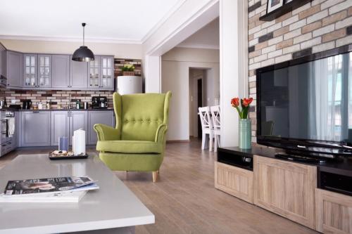 Acropolis Area Large 3BR 2BA Apartment, Atény