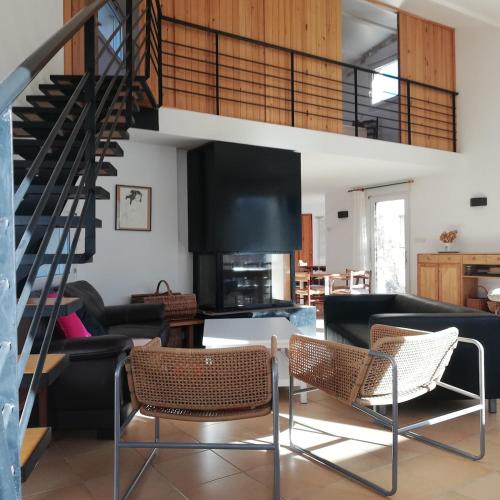 Les Amandiers, maison contemporaine et roulotte in 烏韋茲河畔聖奧邦