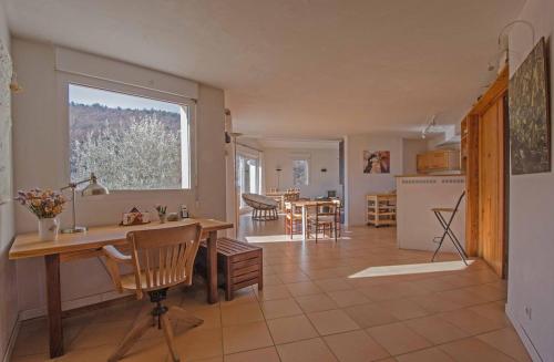 Les Amandiers, maison contemporaine et roulotte in 烏韋茲河畔聖奧邦