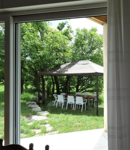 Les Amandiers, maison contemporaine et roulotte in 烏韋茲河畔聖奧邦