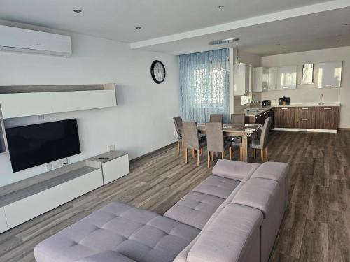 Spacious 3 bedroom Flat at Mosta