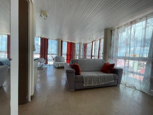 PENTHOUSE SEASIDE 10 MIN port, croisière et aéroport (PENTHOUSE SEASIDE 10 MIN port, croisiere et aeroport) in Baimbridge