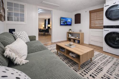 Central Bungalow- 2 Bedroom 1 Bath near VSU and Hospital 3 TVs in 華爾多斯塔