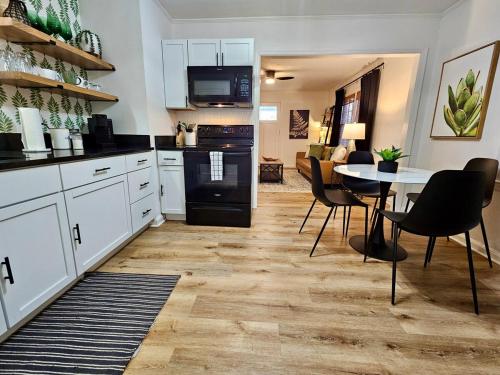 Central Bungalow- 2 Bedroom 1 Bath near VSU and Hospital 3 TVs in 華爾多斯塔