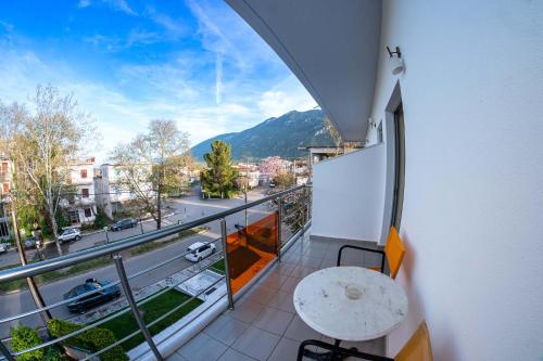 전망, Hotel Ena - Elegant Mountain View Stay with Pool in 로우트라 이파티스