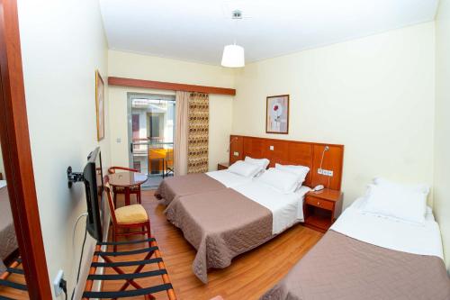 Hotel Ena - Elegant Mountain View Stay with Pool in 로우트라 이파티스