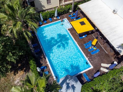 전망, Hotel Ena - Elegant Mountain View Stay with Pool in 로우트라 이파티스