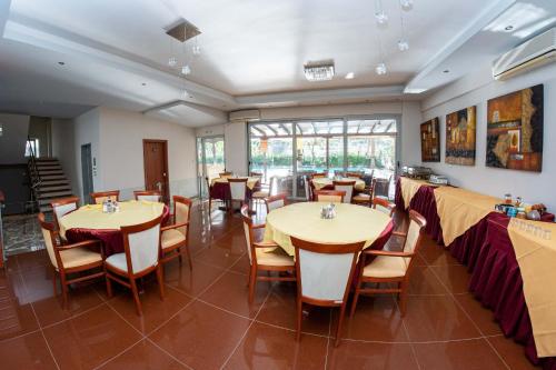 공용 라운지/TV 시청 구역, Hotel Ena - Elegant Mountain View Stay with Pool in 로우트라 이파티스