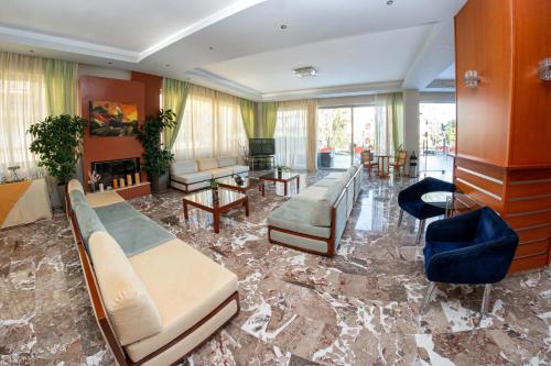 공용 라운지/TV 시청 구역, Hotel Ena - Elegant Mountain View Stay with Pool in 로우트라 이파티스