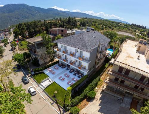 숙소 외관, Hotel Ena - Elegant Mountain View Stay with Pool in 로우트라 이파티스