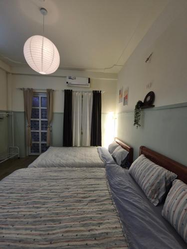 1 queen bed, 1 twin bed