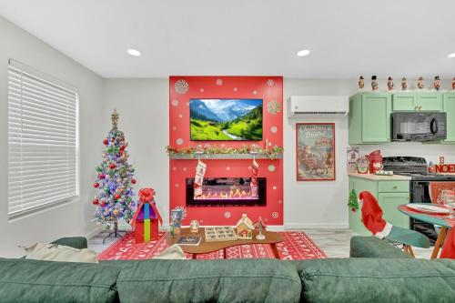 Christmas Themed Getaway in Bristol HOT TUB in Bristol (TN)
