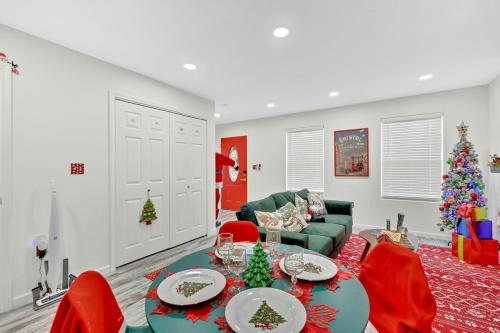 Christmas Themed Getaway in Bristol HOT TUB in Bristol (TN)