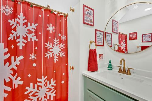Christmas Themed Getaway in Bristol HOT TUB in Bristol (TN)