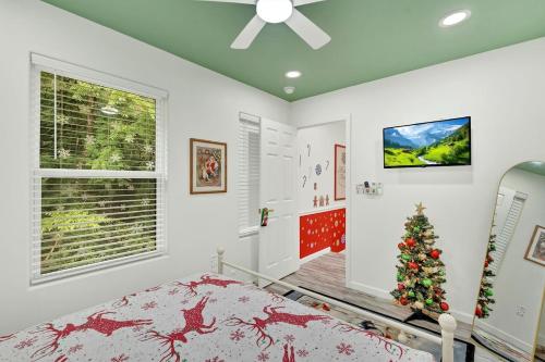 Christmas Themed Getaway in Bristol HOT TUB in Bristol (TN)
