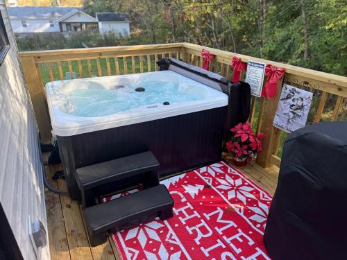 Christmas Themed Getaway in Bristol HOT TUB in Bristol (TN)